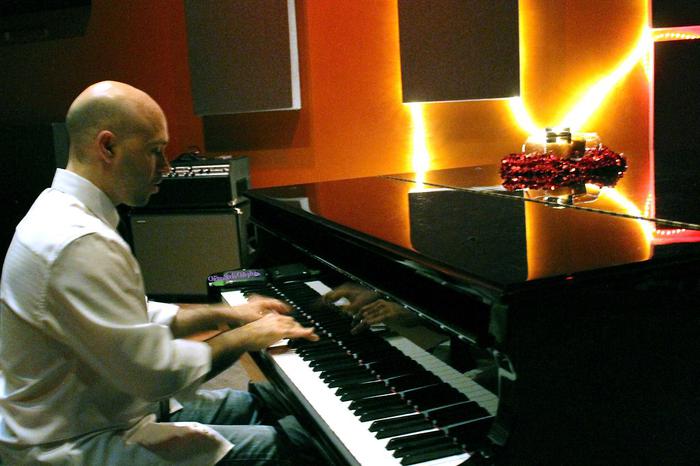 Tom Vaitsas, piano